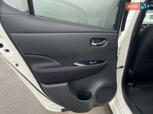 Белый Ниссан Лиф, объемом двигателя 0 л и пробегом 96 тыс. км за 13500 $, фото 19 на Automoto.ua