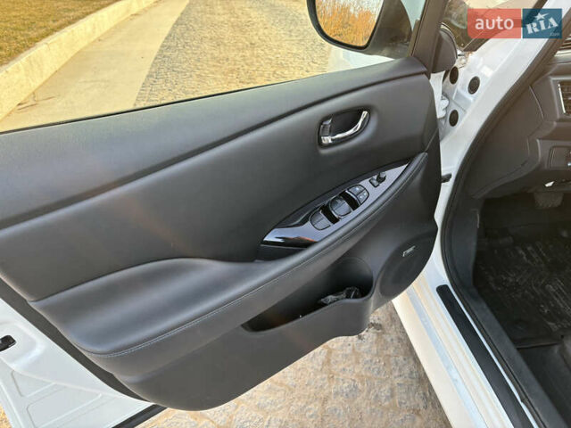 Белый Ниссан Лиф, объемом двигателя 0 л и пробегом 140 тыс. км за 13850 $, фото 16 на Automoto.ua