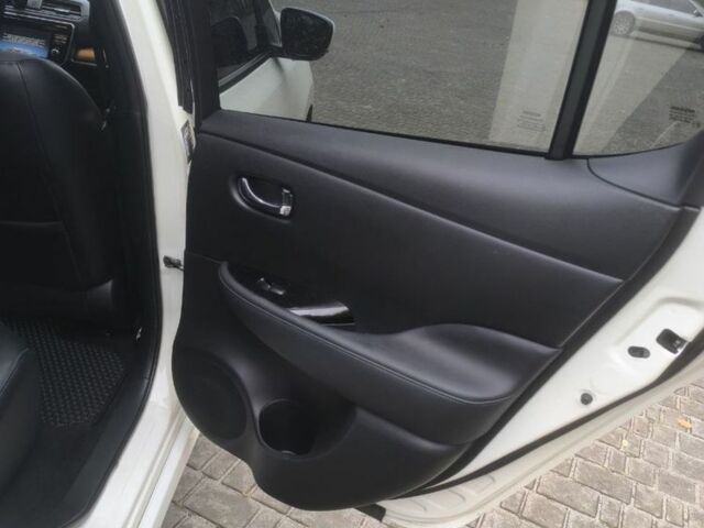 Белый Ниссан Лиф, объемом двигателя 0 л и пробегом 101 тыс. км за 12800 $, фото 7 на Automoto.ua