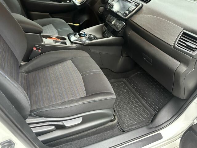 Білий Ніссан Ліф, об'ємом двигуна 0 л та пробігом 37 тис. км за 12500 $, фото 6 на Automoto.ua