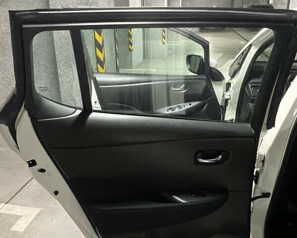 Белый Ниссан Лиф, объемом двигателя 0 л и пробегом 91 тыс. км за 13000 $, фото 12 на Automoto.ua