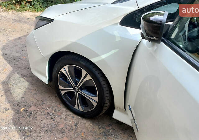 Белый Ниссан Лиф, объемом двигателя 0 л и пробегом 82 тыс. км за 15600 $, фото 5 на Automoto.ua