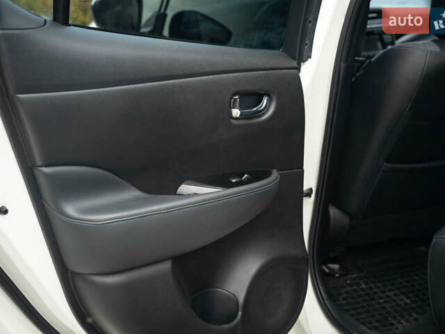 Белый Ниссан Лиф, объемом двигателя 0 л и пробегом 108 тыс. км за 13900 $, фото 30 на Automoto.ua