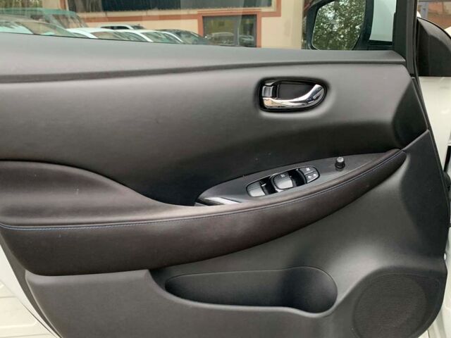 Білий Ніссан Ліф, об'ємом двигуна 40 л та пробігом 80 тис. км за 12800 $, фото 6 на Automoto.ua