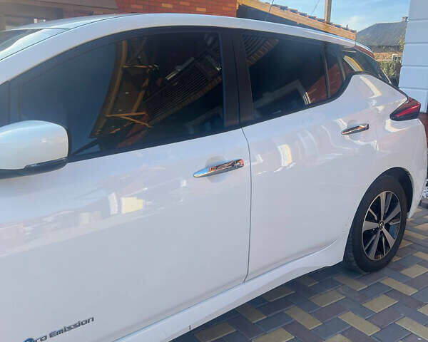 Белый Ниссан Лиф, объемом двигателя 0 л и пробегом 145 тыс. км за 12700 $, фото 2 на Automoto.ua