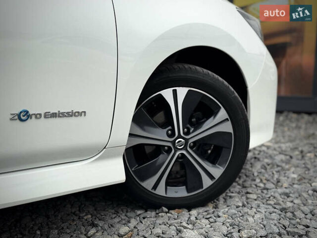 Белый Ниссан Лиф, объемом двигателя 0 л и пробегом 157 тыс. км за 11700 $, фото 27 на Automoto.ua