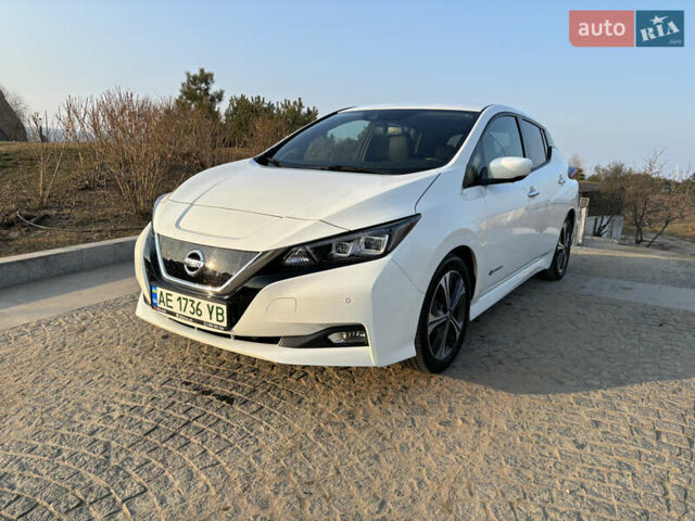 Белый Ниссан Лиф, объемом двигателя 0 л и пробегом 140 тыс. км за 13850 $, фото 2 на Automoto.ua