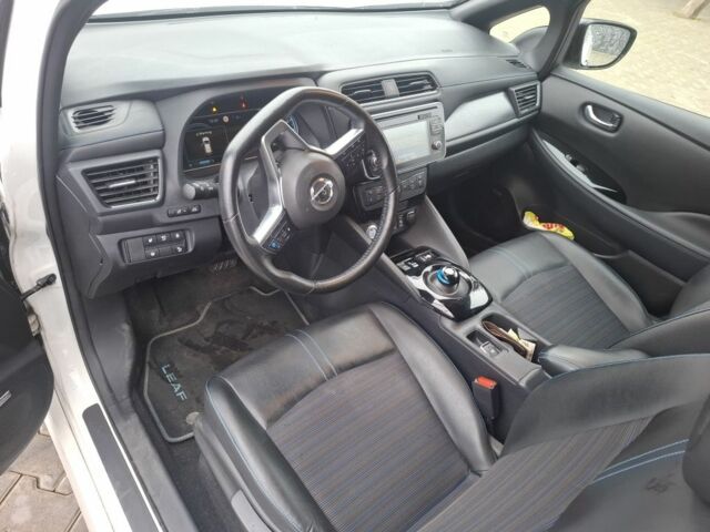 Белый Ниссан Лиф, объемом двигателя 0 л и пробегом 104 тыс. км за 12600 $, фото 5 на Automoto.ua