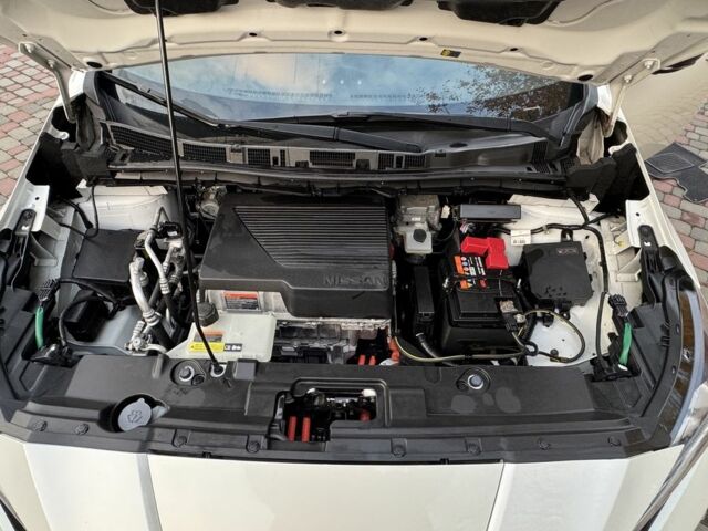 Белый Ниссан Лиф, объемом двигателя 0 л и пробегом 102 тыс. км за 12699 $, фото 12 на Automoto.ua