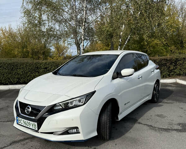 Белый Ниссан Лиф, объемом двигателя 0 л и пробегом 149 тыс. км за 15500 $, фото 2 на Automoto.ua