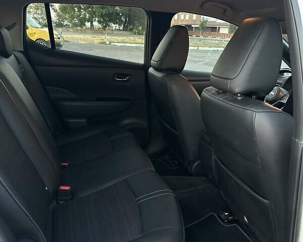 Білий Ніссан Ліф, об'ємом двигуна 0 л та пробігом 83 тис. км за 14000 $, фото 10 на Automoto.ua