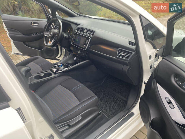 Белый Ниссан Лиф, объемом двигателя 0 л и пробегом 84 тыс. км за 12300 $, фото 21 на Automoto.ua