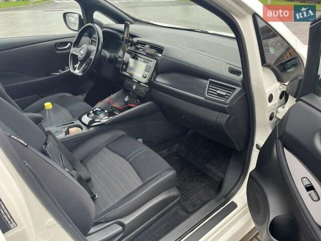 Белый Ниссан Лиф, объемом двигателя 0 л и пробегом 108 тыс. км за 11200 $, фото 9 на Automoto.ua