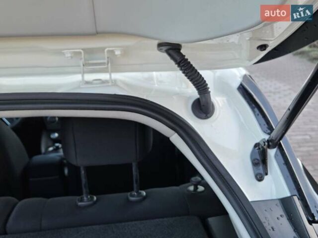 Білий Ніссан Ліф, об'ємом двигуна 0 л та пробігом 15 тис. км за 13400 $, фото 40 на Automoto.ua