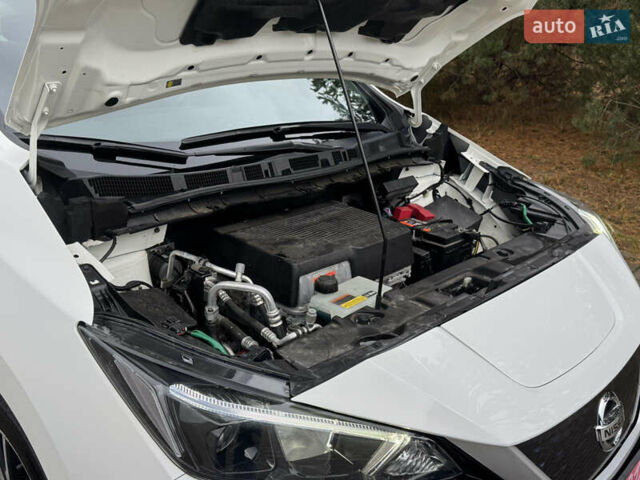 Белый Ниссан Лиф, объемом двигателя 0 л и пробегом 84 тыс. км за 12300 $, фото 31 на Automoto.ua