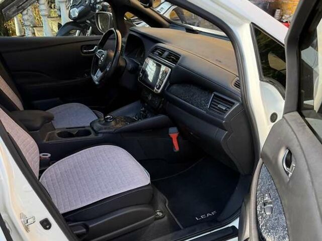 Білий Ніссан Ліф, об'ємом двигуна 0 л та пробігом 118 тис. км за 15000 $, фото 28 на Automoto.ua
