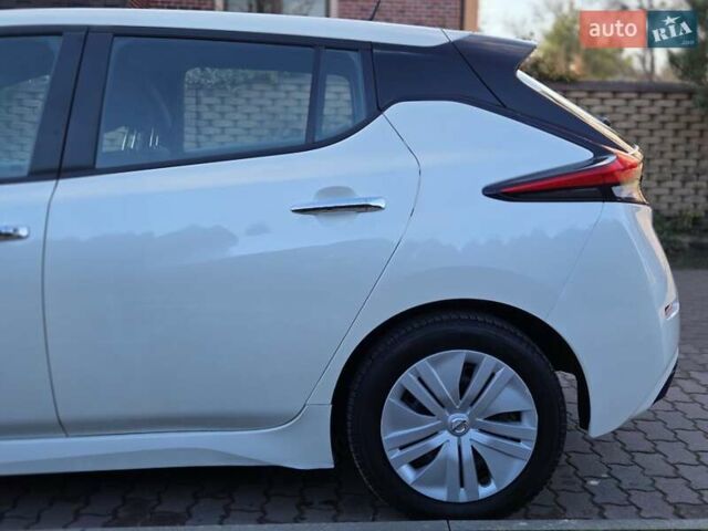 Білий Ніссан Ліф, об'ємом двигуна 0 л та пробігом 15 тис. км за 13400 $, фото 4 на Automoto.ua