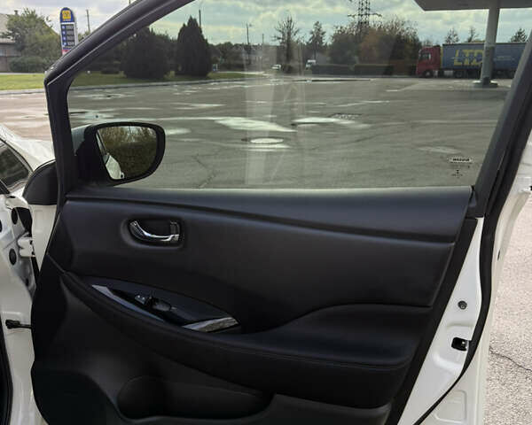 Белый Ниссан Лиф, объемом двигателя 0 л и пробегом 149 тыс. км за 15500 $, фото 18 на Automoto.ua