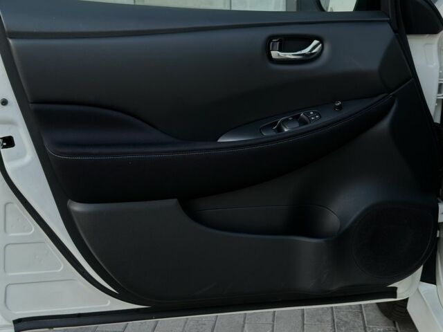 Белый Ниссан Лиф, объемом двигателя 0 л и пробегом 35 тыс. км за 13450 $, фото 16 на Automoto.ua