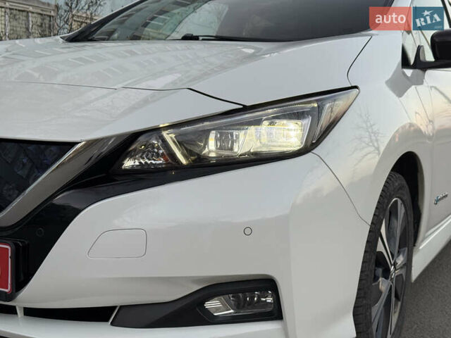 Белый Ниссан Лиф, объемом двигателя 0 л и пробегом 97 тыс. км за 12999 $, фото 6 на Automoto.ua