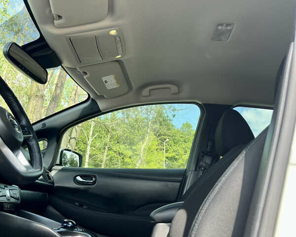 Білий Ніссан Ліф, об'ємом двигуна 0 л та пробігом 22 тис. км за 15000 $, фото 21 на Automoto.ua