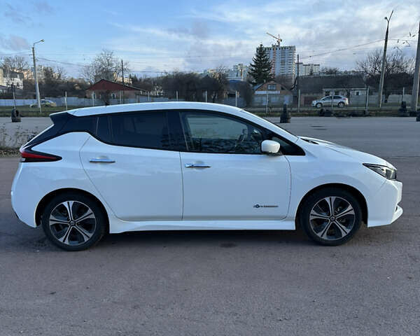 Белый Ниссан Лиф, объемом двигателя 0 л и пробегом 19 тыс. км за 16100 $, фото 4 на Automoto.ua