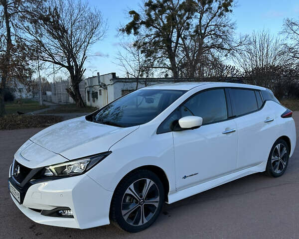 Белый Ниссан Лиф, объемом двигателя 0 л и пробегом 19 тыс. км за 16100 $, фото 5 на Automoto.ua