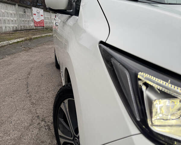 Белый Ниссан Лиф, объемом двигателя 0 л и пробегом 65 тыс. км за 13200 $, фото 9 на Automoto.ua