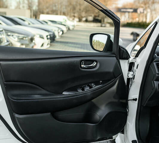 Белый Ниссан Лиф, объемом двигателя 0 л и пробегом 49 тыс. км за 13750 $, фото 28 на Automoto.ua