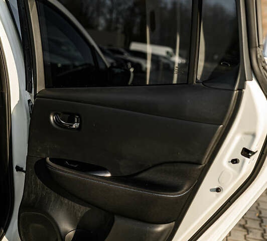 Белый Ниссан Лиф, объемом двигателя 0 л и пробегом 49 тыс. км за 13750 $, фото 24 на Automoto.ua