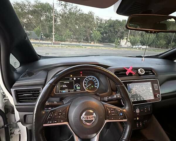 Білий Ніссан Ліф, об'ємом двигуна 0 л та пробігом 83 тис. км за 14000 $, фото 3 на Automoto.ua