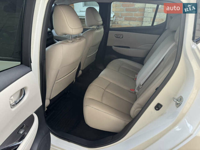 Белый Ниссан Лиф, объемом двигателя 0 л и пробегом 47 тыс. км за 17000 $, фото 14 на Automoto.ua