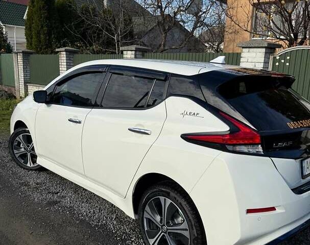 Білий Ніссан Ліф, об'ємом двигуна 0 л та пробігом 118 тис. км за 15000 $, фото 10 на Automoto.ua