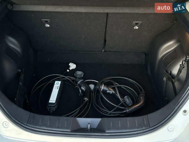 Белый Ниссан Лиф, объемом двигателя 0 л и пробегом 35 тыс. км за 12700 $, фото 24 на Automoto.ua