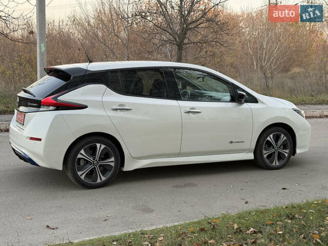 Белый Ниссан Лиф, объемом двигателя 0 л и пробегом 97 тыс. км за 12999 $, фото 5 на Automoto.ua