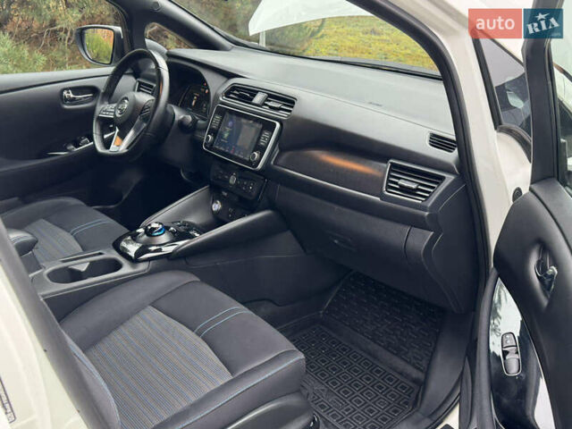 Белый Ниссан Лиф, объемом двигателя 0 л и пробегом 84 тыс. км за 12300 $, фото 24 на Automoto.ua