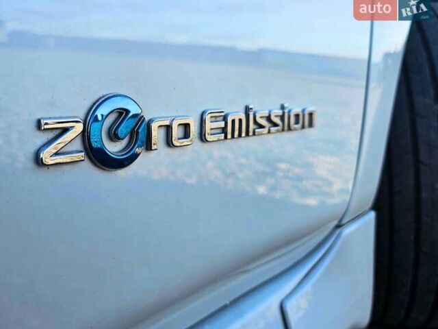 Білий Ніссан Ліф, об'ємом двигуна 0 л та пробігом 71 тис. км за 13700 $, фото 4 на Automoto.ua