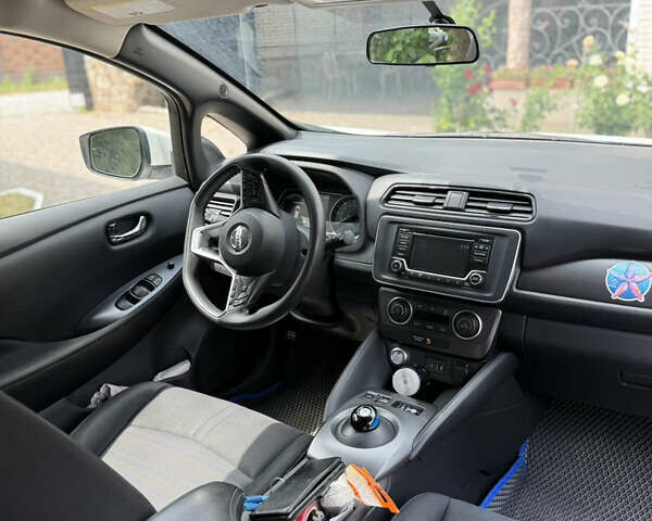 Белый Ниссан Лиф, объемом двигателя 0 л и пробегом 96 тыс. км за 14000 $, фото 8 на Automoto.ua