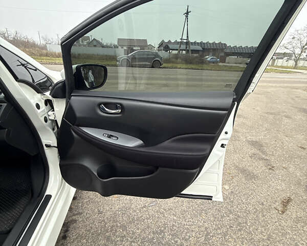 Белый Ниссан Лиф, объемом двигателя 0 л и пробегом 58 тыс. км за 13500 $, фото 38 на Automoto.ua