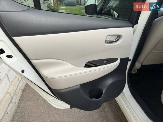 Белый Ниссан Лиф, объемом двигателя 0 л и пробегом 47 тыс. км за 17000 $, фото 15 на Automoto.ua