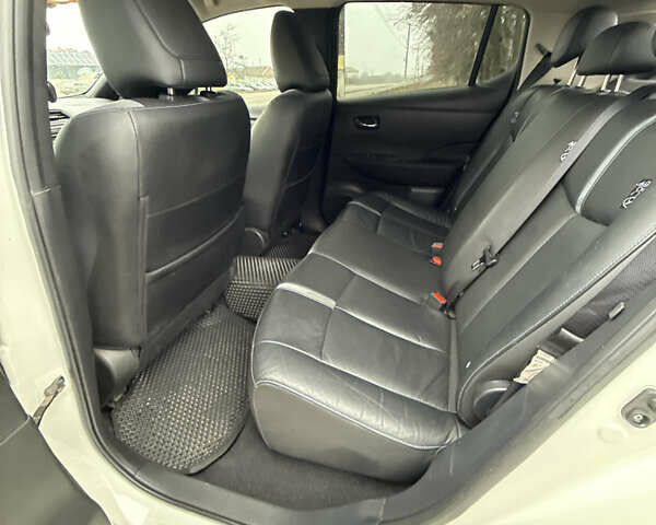 Белый Ниссан Лиф, объемом двигателя 0 л и пробегом 58 тыс. км за 13500 $, фото 28 на Automoto.ua