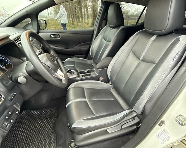 Белый Ниссан Лиф, объемом двигателя 0 л и пробегом 58 тыс. км за 13500 $, фото 24 на Automoto.ua