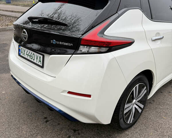 Белый Ниссан Лиф, объемом двигателя 0 л и пробегом 58 тыс. км за 13500 $, фото 12 на Automoto.ua