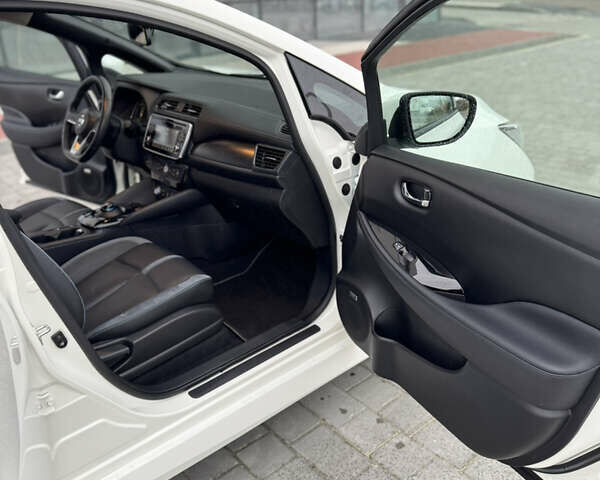 Белый Ниссан Лиф, объемом двигателя 0 л и пробегом 52 тыс. км за 13900 $, фото 22 на Automoto.ua