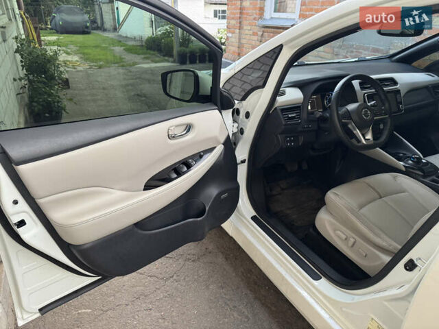 Белый Ниссан Лиф, объемом двигателя 0 л и пробегом 47 тыс. км за 17000 $, фото 13 на Automoto.ua