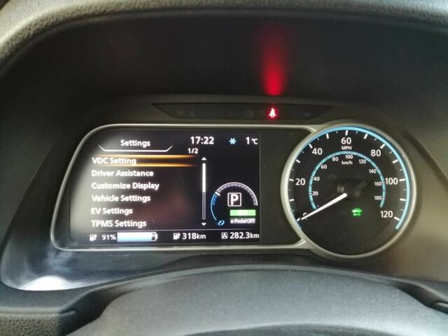 Білий Ніссан Ліф, об'ємом двигуна 0 л та пробігом 44 тис. км за 18418 $, фото 1 на Automoto.ua