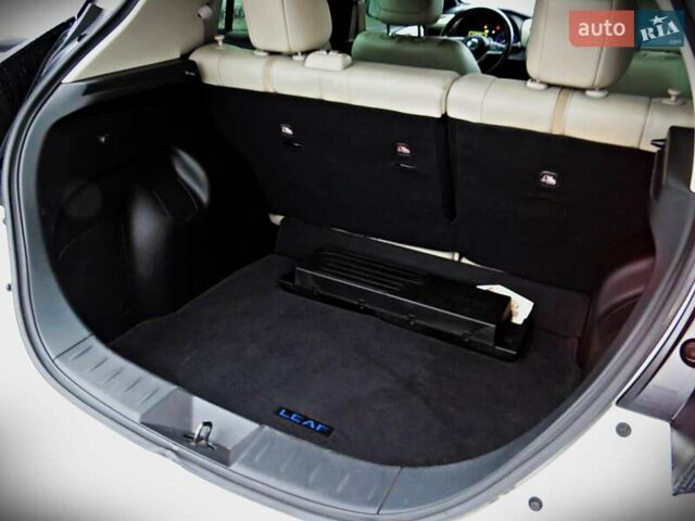 Білий Ніссан Ліф, об'ємом двигуна 0 л та пробігом 53 тис. км за 16800 $, фото 20 на Automoto.ua