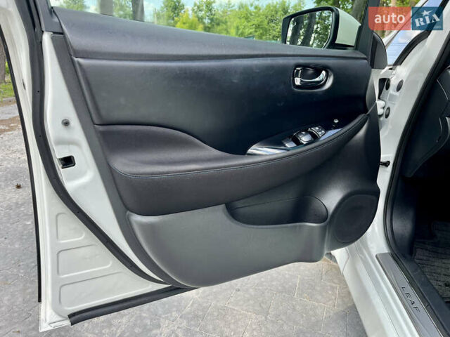 Білий Ніссан Ліф, об'ємом двигуна 0 л та пробігом 22 тис. км за 15000 $, фото 19 на Automoto.ua