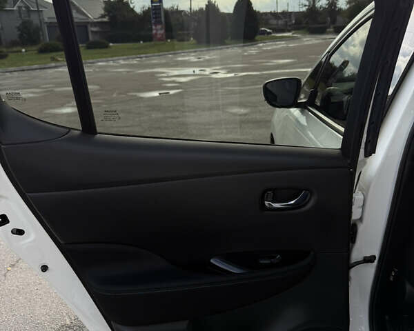 Белый Ниссан Лиф, объемом двигателя 0 л и пробегом 149 тыс. км за 15500 $, фото 15 на Automoto.ua