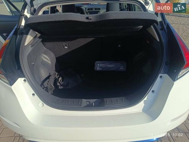 Білий Ніссан Ліф, об'ємом двигуна 0 л та пробігом 50 тис. км за 13500 $, фото 8 на Automoto.ua